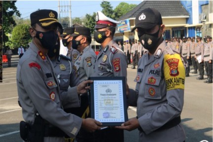 https://polreslampungtimur.com/upload/kegiatan/a417f840f58946bf301308304564cf61.JPG