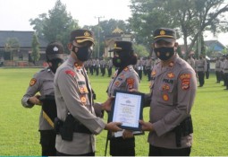 Polres Lampung Timur Berikan Penghargaan Kepada Personel Yang Berprestasi